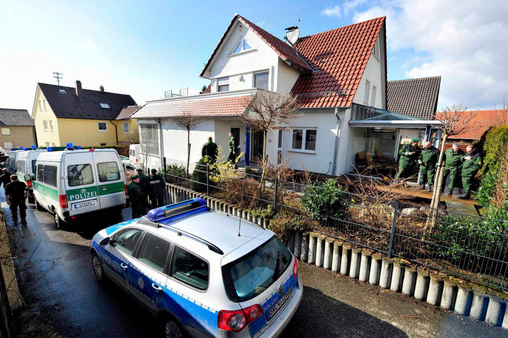 Polizeiautos vor dem Haus des mutmalichen Attentters