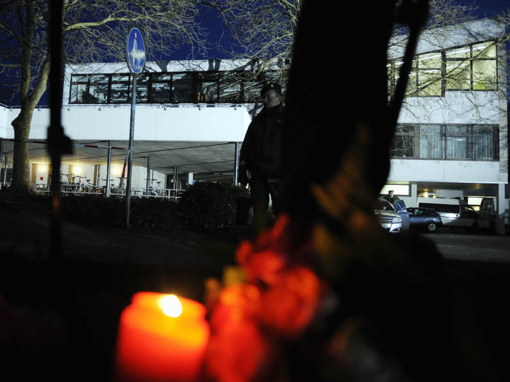 Eine Kerze brennt vor der Albertville-Realschule.