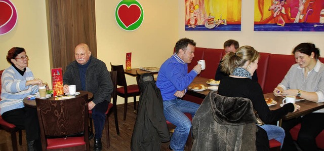 Kaffee und Kuchen knnen jetzt gemtlich im Sitzen genossen werden.   | Foto: loh