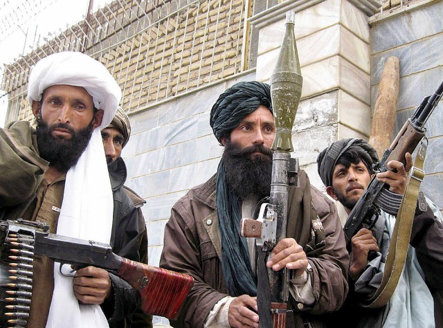 Taliban, die sich der afghanischen Reg..., prsentieren in Herat ihre Waffen.    | Foto: DPA