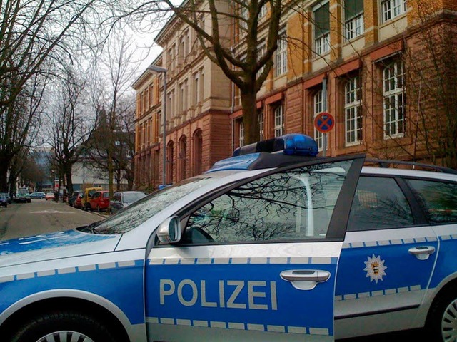 Die Polizei hatte die Karlstrae im Bereich der Schule abgeriegelt.  | Foto: Joachim Rderer