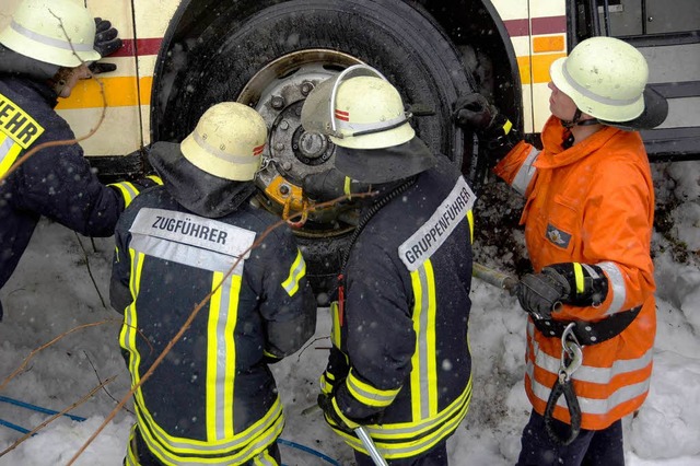 Feuerwehrleute am verunglckten Bus. E...at zu der Beinahe-Katastrophe gefhrt.  | Foto: Sebastian Barthmes