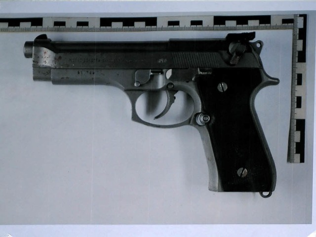 Die Tatwaffe:  Eine Pistole der Marke Beretta.  | Foto: dpa