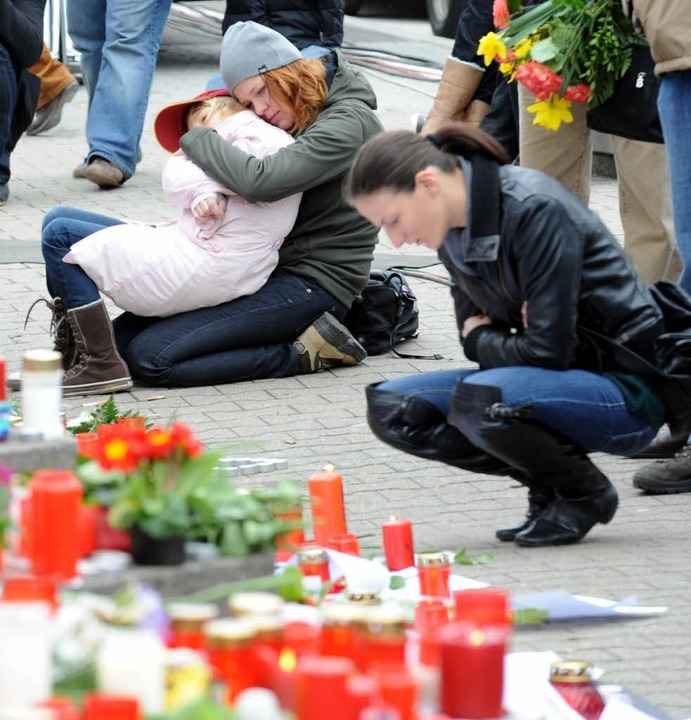 Immer wieder brechen die Tr�nen durch.  | Foto: dpa