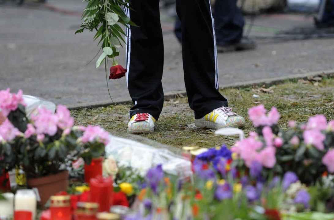 Viele bringen Blumen  auf das Schulgel�nde.  | Foto: ddp