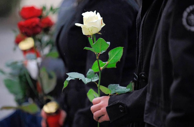 Trauer in Winnenden: Bei dem Amoklauf kamen am Mittwoch 16 Menschen ums Leben.  | Foto: dpa