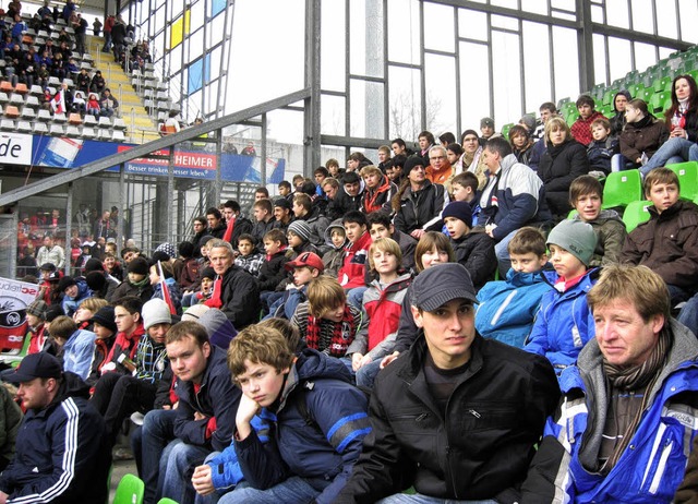 Rund 150 Lahrer Nachwuchsfuballer und... SC Freiburg gegen  Alemannia Aachen.   | Foto: BZ