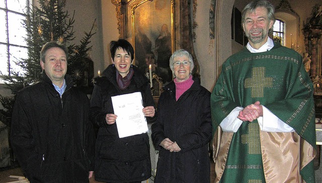 Johanna Barth (Mitte) wurde fr 25 Jah...ch Pfarrer Thomas Denoke gratulierte.   | Foto: Beatrice Scherer