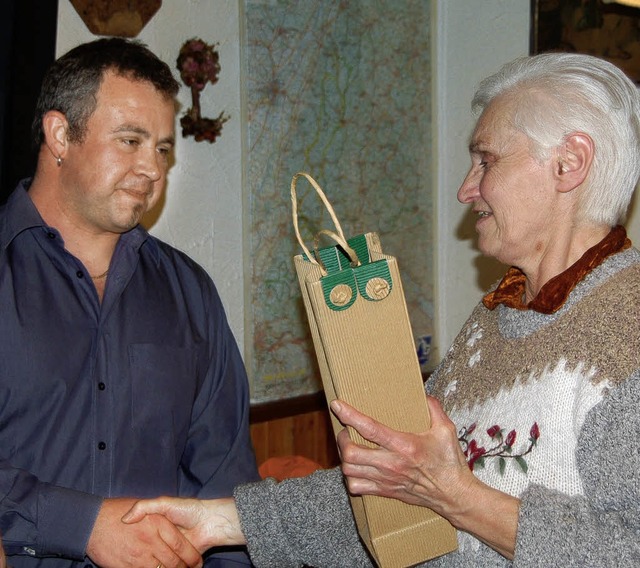 Michael Schog gratuliert Friedlinde Sa...die seit 40 Jahren zum Verein gehrt.   | Foto: Georg jger