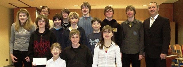 Brgermeister Rainer Knig (rechts) eh...ewerbs &#8222;Jugend musiziert&#8220;.  | Foto: Georg Diehl