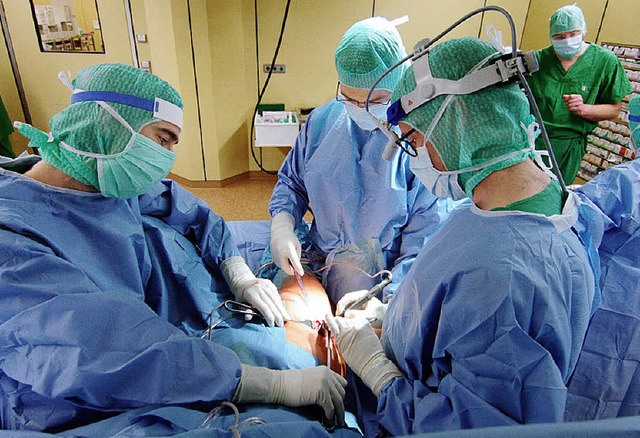 Immer am Rand der Krperverletzung: Chirurgen  | Foto: dpa