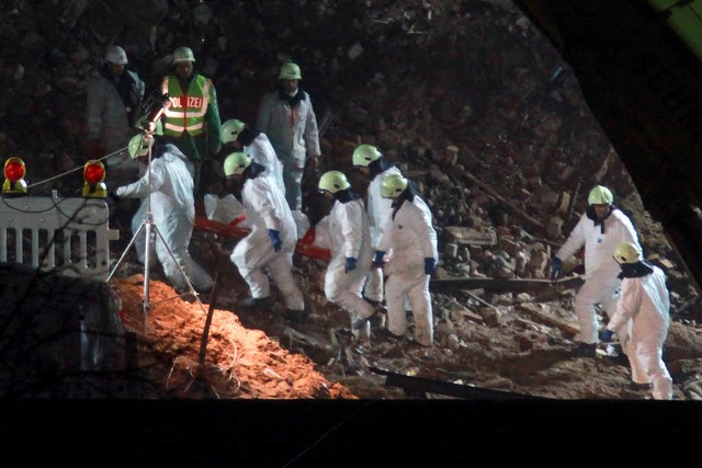 Helfer bergen die zweite Leiche, die a...n Stadtarchivs in Kln gefunden wurde.  | Foto: dpa