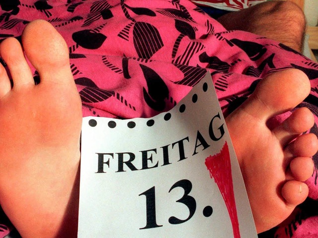 Achtung, Freitag, der 13! Damit nichts...Menschen  am liebsten im Bett bleiben.  | Foto: dpa