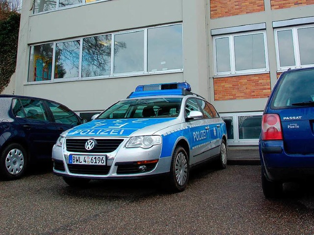 Polizei vor dem Gebude der Kippenheim...gegen 10.20 Uhr zogen  die Beamten ab.  | Foto: Katharina Meyer