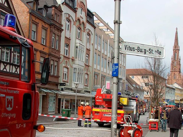 Die Fugngerzone war am Freitagmittag...nsatzes  fr den Busverkehr gesperrt.   | Foto: Ralf Burgmaier