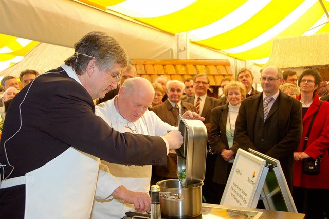 Mit Hilfe von Meisterkoch Christian ka...auch ein feines Fischfilet zubereiten.  | Foto: Willi Adam