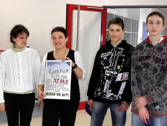 Die  Gewinner Lukas Kraffner und Kevin...nstlehrerin Annette Stark (mit Plakat)  | Foto: Schule