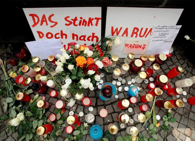 Kerzen und Schilder stehen am Freitag ...dem eingestrzten Stadtarchiv in Kln.  | Foto: dpa