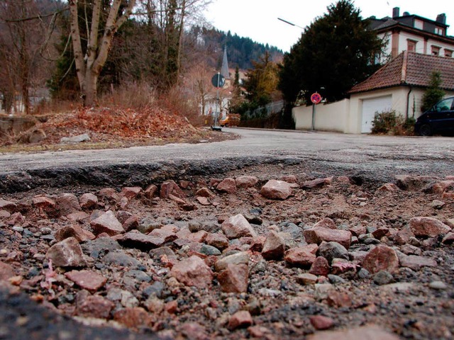 In der Schwarzwaldstrae vor dem trki...smittelmarkt klafft ein riesiges Loch.  | Foto: Kathrin Blum