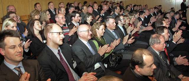 Applaus gab&#8217;s beim Wirtschaftstr...den Gastreferenten Hans-Georg Husel.   | Foto: Lauber