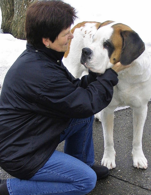 70 Kilogramm Gewicht, Pfoten so gro w...din Amy, hier mit Frauchen Lilo Peil.   | Foto: Susanne Filz