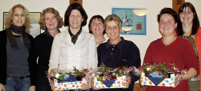Der Turner-Vorstand mit den geehrten T...ta Egle, Melanie und Helga Werdehausen  | Foto: Manuela Karaschewski