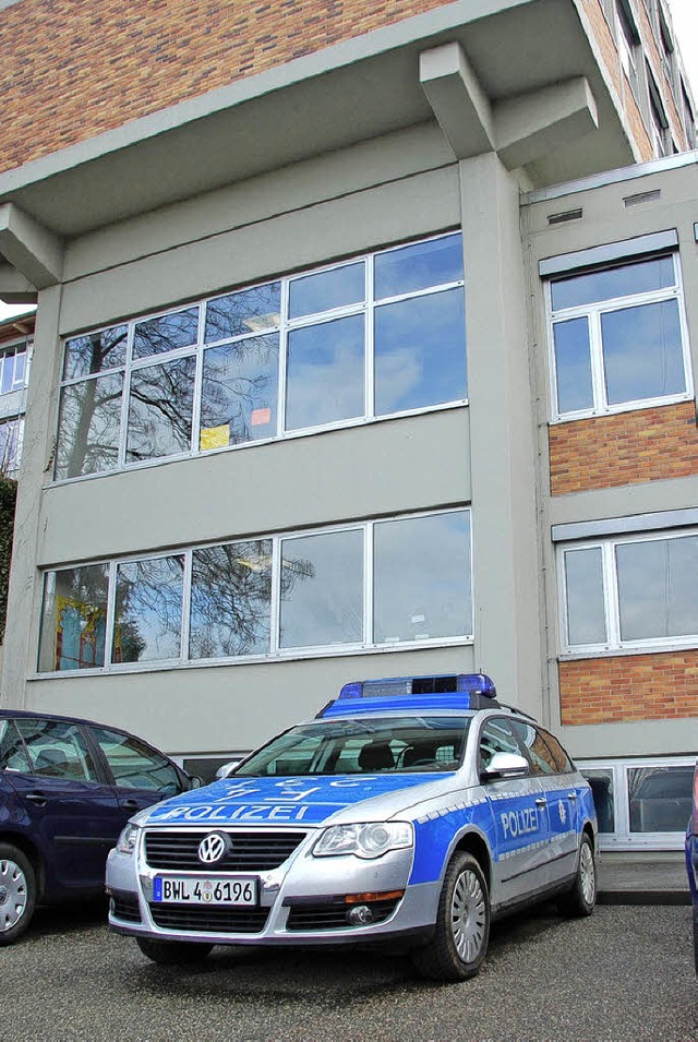 Knapp hundert Beamte waren  gestern we...n der Kippenheimer Schule im Einsatz.   | Foto: K. Meyer