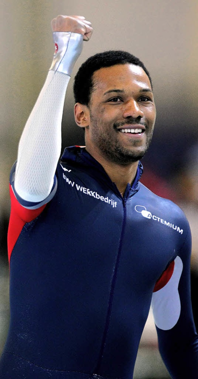 US-Eisschnelllufer Shani Davis jubelt: Er ist Weltmeister.   | Foto: dpa