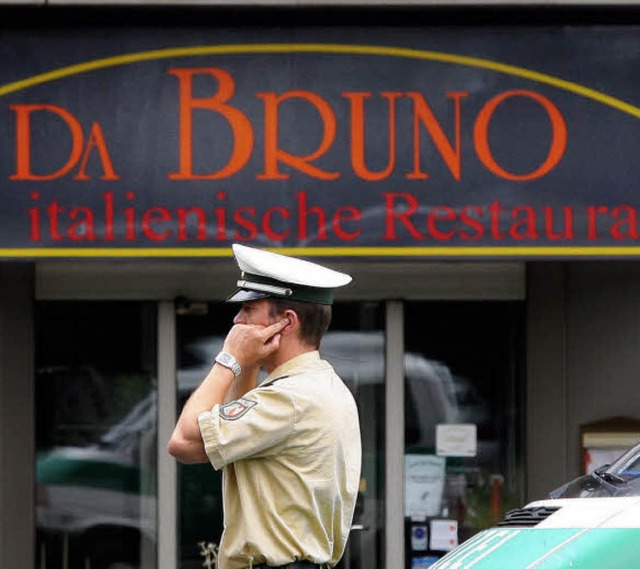 Vor dieser Pizzeria in Duisburg wurden sechs Menschen gettet.   | Foto: dpa