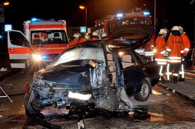 Aus diesem Wrack musste die Feuerwehr den 19-jhrigen Fahrer bergen.  | Foto: Patrick Seeger