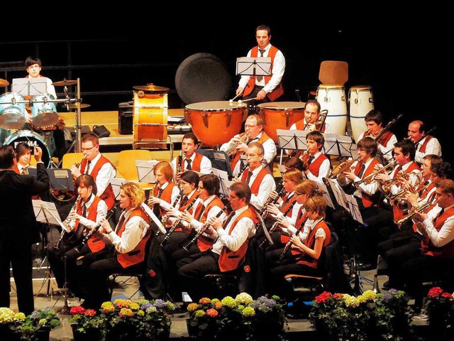 Das 50-kpfige Orchester des Musikvere... schwungvoll und rhythmisch zur Sache.  | Foto: Wolfgang Knstle