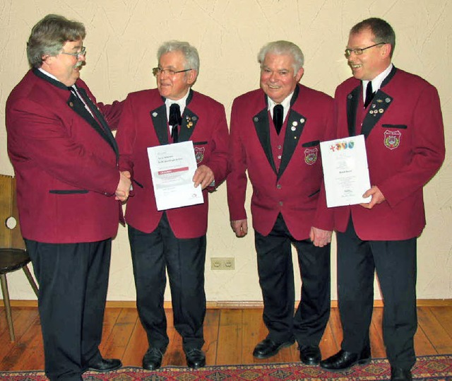 Ehrungen (von links): Vorsitzender Pau...esch (45 Jahre) und  Rudi Braun (25).   | Foto: Verein