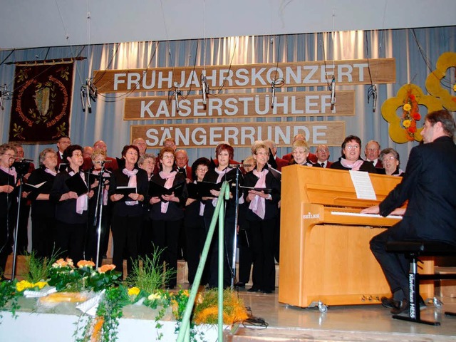 Der Gesang- und Musikverein Limburg mit Chorleiter Klaus Schpperle.  | Foto: Roland Vitt