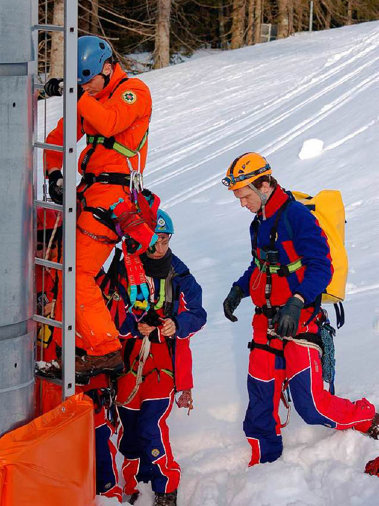 <Bildtext>Aufstieg: In kleinen Teams bereiten die Rettungskrfte der Bergwacht die Evakuierung der Personen auf den Sesseln vor. </Bildtext>