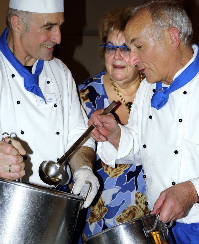 Viele Kche verderben keineswegs den B... der Zubereitung einer Sauce Bernaise.  | Foto: Andres Schmieg