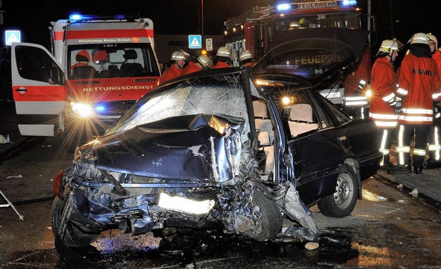 Die Marcher Feuerwehr musste  am frhe...g zerstrten Autowrack freischneiden.   | Foto: patrick seeger