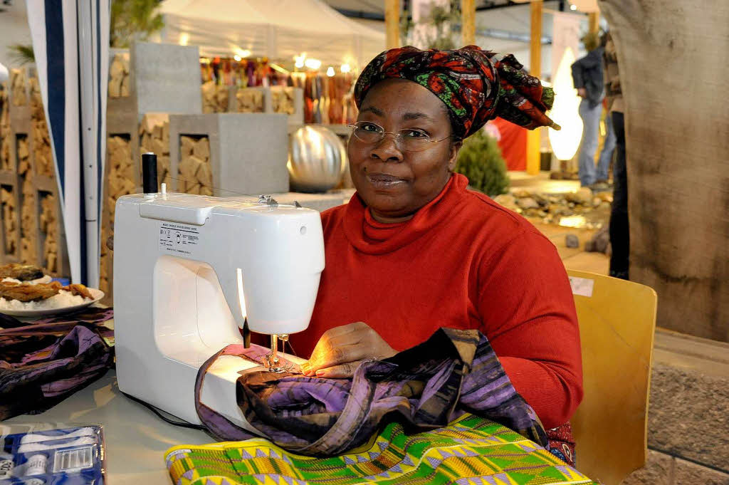 Afri Culture: Die ghanaische Schneiderin Mavis Louis aus Baden-Baden nht auch am Messestand.