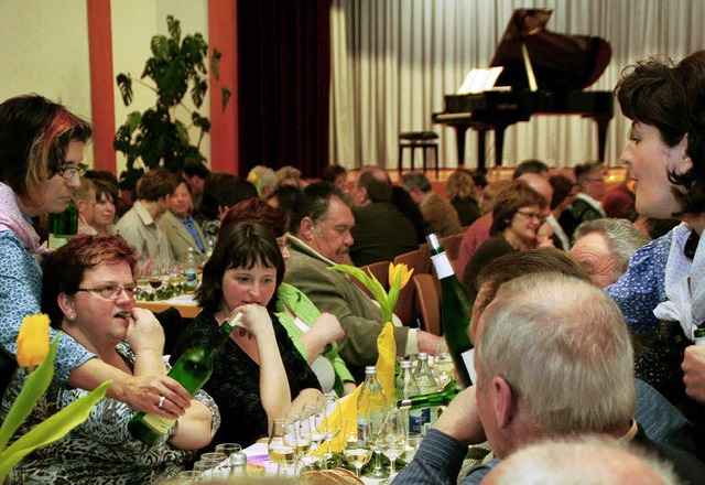 Noch einen Schluck? Die Jungweinprobe,...ersten Einblick in den Jahrgang 2008.   | Foto: E. Siebertsi