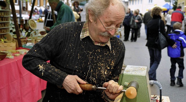 Auch einem Drechsler konnte man in Rust bei der Arbeit zusehen.  | Foto: Bernhard Rein