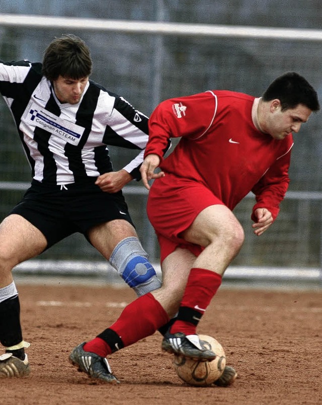 Endlich wieder am Ball: Tobias Sigwart...V Saig und der Dauchinger Jochen Irion  | Foto: reinhardt