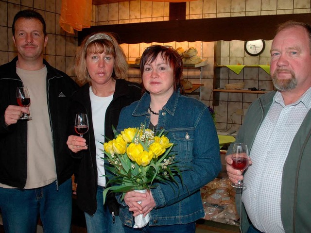 Ortsvorsteher Winkler  (rechts) gratul...ler und Elke Rdlin zum  Bauernladen.   | Foto: Anlicker
