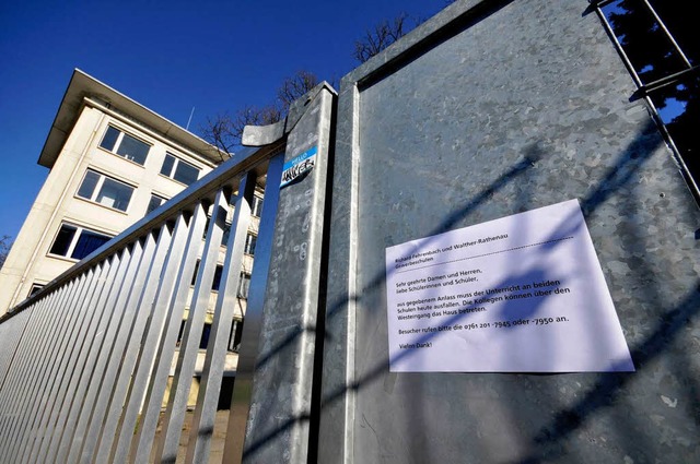 Heute keine Schule: Ein Zettel informi...; bleibe das Schulzentrum geschlossen.  | Foto: Ingo Schneider