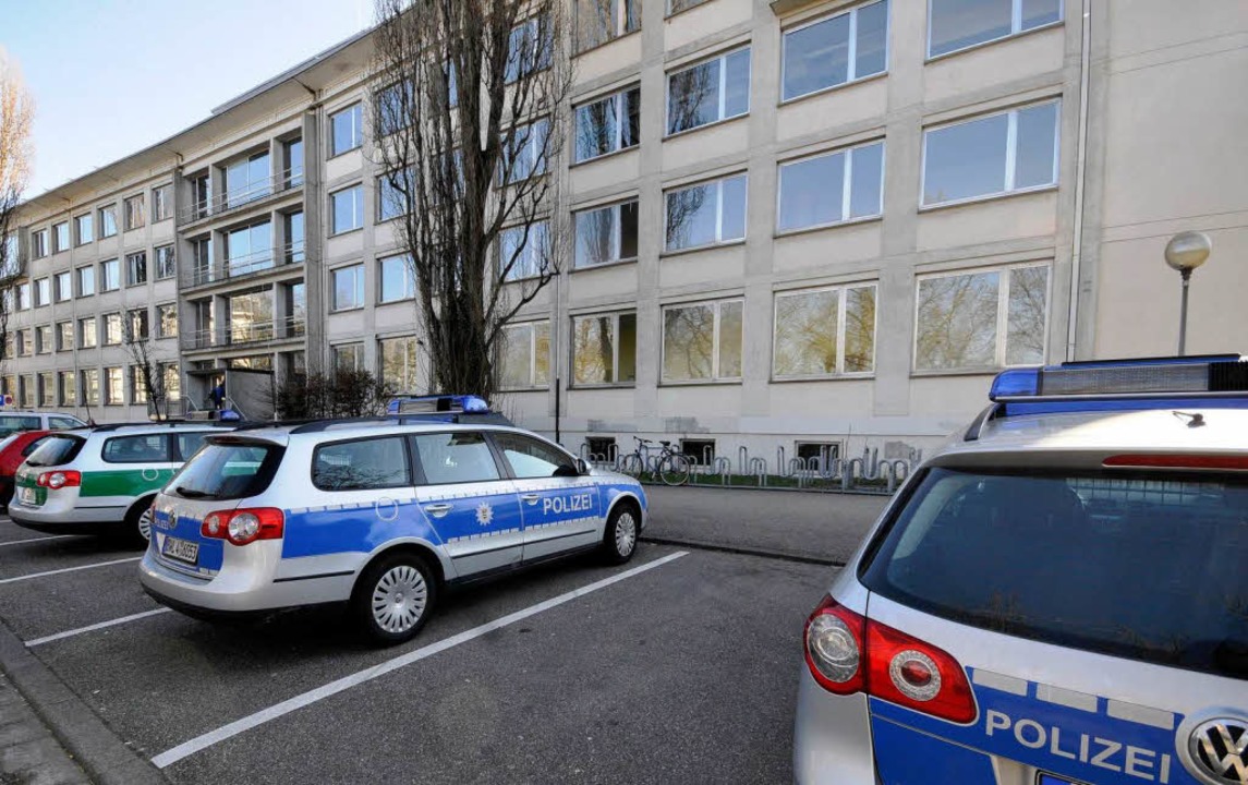 Die Polizei demonstriert Prsenz vor der Richard-Fehrenbach-Gewerbeschule  | Foto: Ingo Schneider