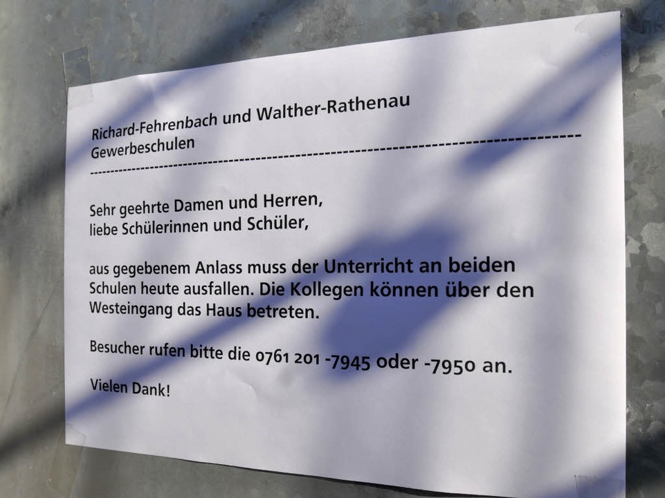 Eine Notiz am Eingang gibt Auskunft ber den Unterrichtsausfall.  | Foto: Ingo Schneider