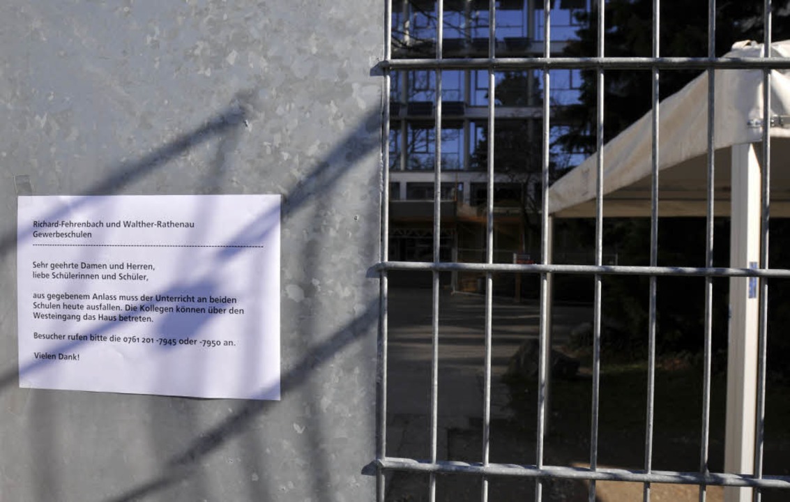 Kein Durchgang: Die Polizei lie am Mo...er-Rathenau-Gewerbeschule in Freiburg.  | Foto: Ingo Schneider