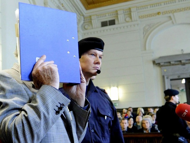 Josef Fritzl  verdeckt  im Gerichtssaal sein Gesicht.  | Foto: dpa