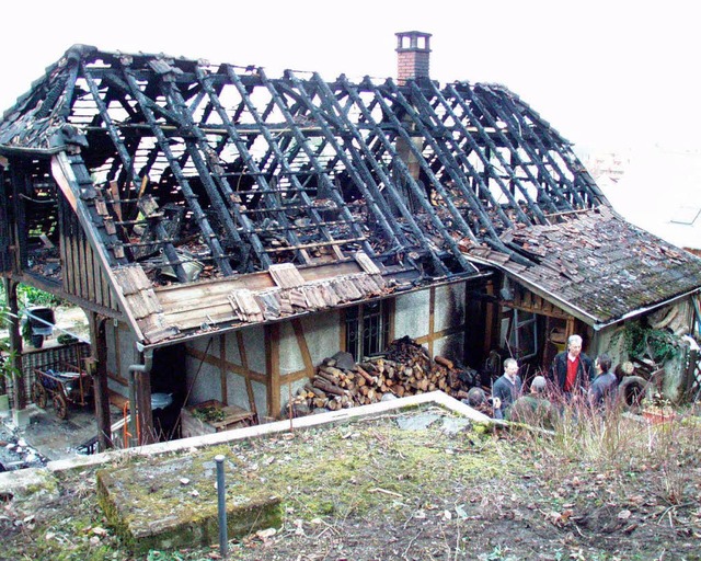 Vllig ausgebrannt ist das Nebengebude einer Villa in Lrrach-Brombach.  | Foto: Paul Schleer