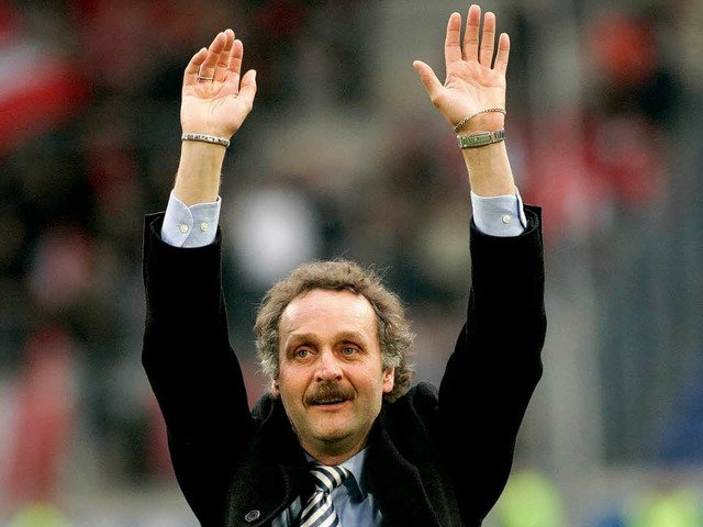 Hnde hoch, Locken hoch. Die MSV-Train...ururer lsst sich von den Fans feiern.  | Foto: dpa