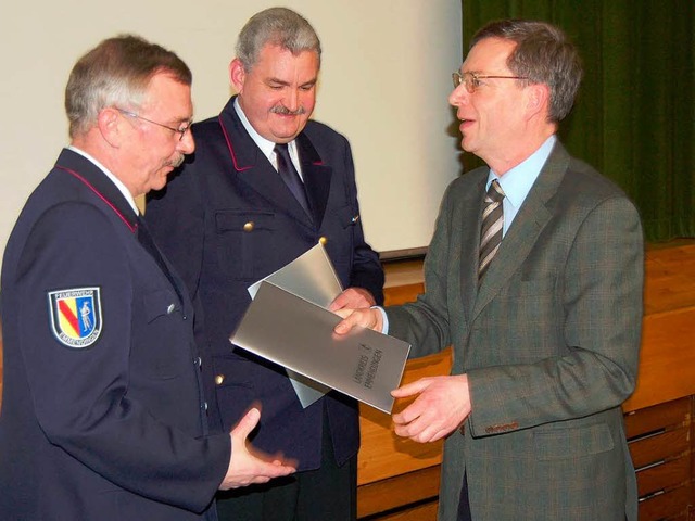 Landrat Hanno Hurth (rechts) berreich...eue Amtszeit, die am 1. April beginnt.  | Foto: Christian Ringwald