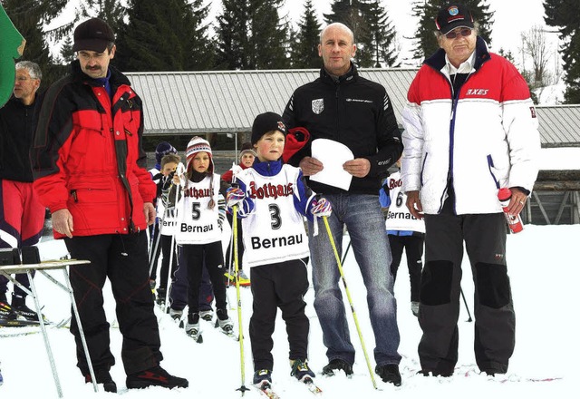 Fr  Herbert Kpfer (von rechts) und M...iner Bezirksmeisterschaft im Langlauf.  | Foto: Herzog